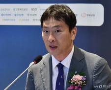 [단독]IASB 위원장 만난 이복현 "IFRS17 가이드라인..불가피한 선택"