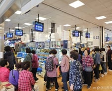 [르포]활어 안 팔려도…"손주 먹이려고" 꽃게 매장엔 바글바글