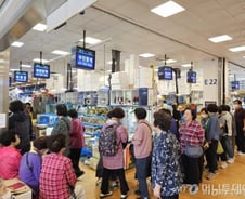 "다들 꽃게만 사가네" 농담도…추석 앞두고 활기찾은 수산시장[르포]