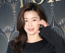 "전지현은 나잇살도 비껴가네"…'20대 몸매 그대로'가 대단한 이유