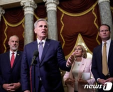 美국채·원유가 고점서 하락…덕분에 증시는 숨통 [뉴욕마감]