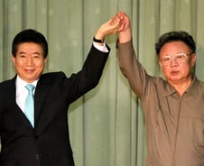 처음으로 넘은 금단의 선…남북정상 손 맞잡아 올렸다 [뉴스속오늘]