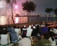 하늘 수놓은 불꽃에 "우와!"…"비키세요" 100만 인파에 실랑이도[르포]