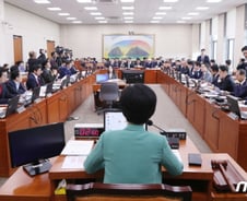 정무위 국감 첫 날···'신사 상임위' 전통 지켰다(종합)