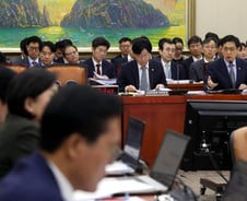 "'빚나는' 청춘이라는데···" 가계대출 대책 따져 물은 정무위