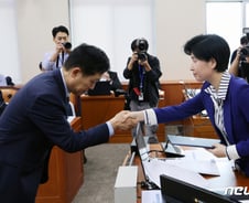 국감장 소환된 이화그룹 사태…화살 날리는 소액주주들