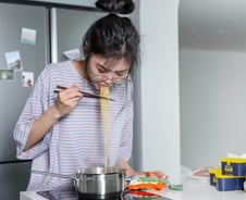 "나 혼자 먹는다" 한국 청년 둘 중 한 명, 하루 한 끼 이상 '혼밥'