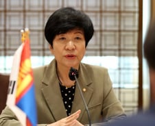 [단독] 단돈 35만원에 불법 문신 자격증 장사…처분은 '솜방망이'