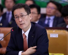 비 오면 안 보이는 차선, 시력 문제가 아니라 '비리'…123억 챙겼다