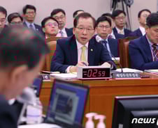 "10명 중 7명, 오염수 방류 해양생태계 영향 우려" VS "충분히 검증"