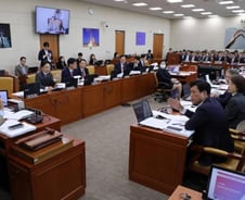 "국정원이 명의 도용" vs "선관위가 하늘에 있나" 보안점검 공방