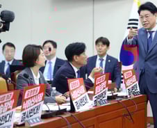 "노영방송" vs "낙하산 사장"…여야, KBS 국감서 피켓 대결