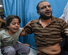 기습폭격에 수술실 천장 '폭삭'…이-팔 '병원 대학살' 네탓 공방