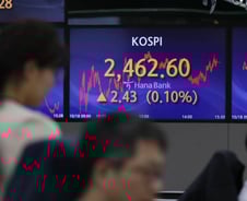 외국인이 가른 운명…코스피 오르고 코스닥 내렸다