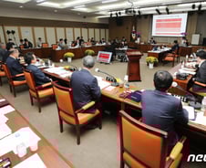 "왜 우리한테 자료 달라고 해요?"...버티는 정부, 뿔난 국회