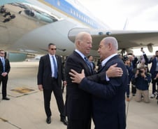 네타냐후 포옹 바이든 "가자 병원 폭발, '다른 쪽' 소행인 듯" [영상]