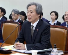 '낙수효과' 발언 진땀…건보 이사장 "의대 정원 늘리는게 맞다"