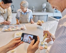 스마트폰의 반전…노인들이 쓰면 우울증 없고 '뇌' 건강해