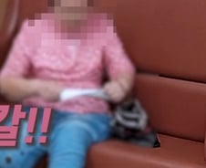 [더영상] 파출소서 "죽인다" 흉기 꺼낸 70대…달리는 車 위 올라탄 청년