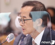 "무식한 비교" vs "국가적 망신"…국감서 '文정부 통계조작' 충돌