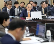 "1인당 GDP, 대만에 역전돼" vs "내년엔 성장 희망" 여야 격돌