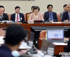 "궁예냐? 딱 보면 알게" "표적 감사"…방문진 놓고 여야 대결