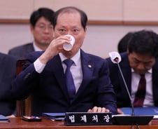 "술친구 대법관 앉혀" vs "격 떨어지는 발언"...여야 충돌