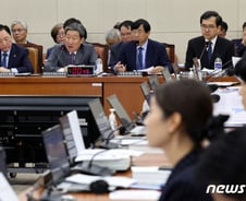 "野 젊은 女의원들이 돌격대"…보건의료연구원장 발언 뭇매