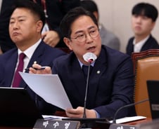 與 박수영 "한전 사장에 비전문가?…나랏돈 새는 것 막으란 의미"