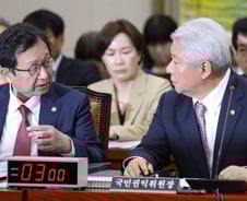 "군검찰수사심의위원 2년간 챙길 것" 김홍일 권익위원장 '사과'