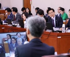 "재판 기록 보고 무너져"…'부산돌려차기 피해자' 국감장서 울먹인 이유