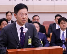 국감 나온 손준성 검사, 野에 "문건 제시해 보라" 역공…與 엄호