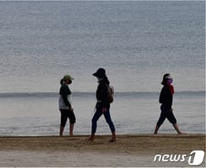 "허리 통증 싹 나았어" 너도나도 맨발 걷기…이런 사람에겐 '독'