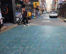 [르포] 거리 점령 '음란 전단지' 싹 사라졌다…건대 골목 범죄 '뚝'