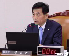 "주구장창 양평" vs "법카로 호도"…결국 법조문 읊은 국토위원장