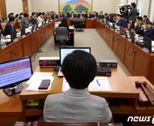 윤종규 KB금융 회장 국감 불출석에 "고발하자" "다른 은행도 부르자"