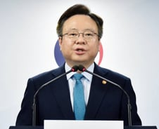 [문답]"지역의사제 도입 여부 검토… 국립대 중심 의대 정원 확대"