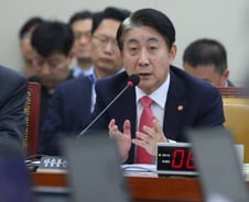 이동관 방통위원장 "아이폰 AS 비용 '가이드라인' 마련중"