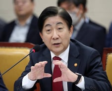 이동관 방통위원장 "'성지폰 파파라치' 도입 검토중"