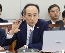 "경기부양 노력해야" vs "경기 회복세 나타나"…여야, 성장률 공방