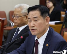 이재명 "균형감각 가지시라 권고"…신원식 "어지러운 건 강도 때문"