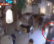 [더영상] 유리문에 '쾅' 박고선 치료비 요구…취객을 향한 '검은 손'