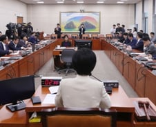 국회 정무위 "윤종규 KB금융 회장 등 불출석 증인들 고발 의결할 것"