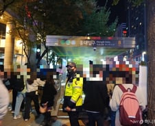 [르포] "경찰이 왜이리 많아?"…핼러윈 홍대, 공무원 총출동