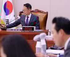 '극한직업' 상임위원장, 정쟁 속 '정책 국감' 하드캐리한 장면들