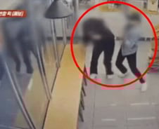 [더영상]"갑자기 달려들어" 편의점 여점주 '퍽'…차에 팔이 툭, 다음날 "보험 접수"