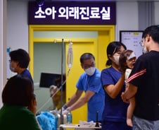 독감 덮친 교실, 절반이 빈자리…의사·교사·부모도 '시름시름'