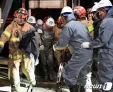 지하 30m 광산 와르르…"221시간 만에 탈출" 두 광부의 기적[뉴스속오늘]