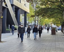 "지난주는 여름 같았는데"…성큼 온 겨울에 패딩 입고 어묵 '호~'[르포]