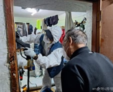 "괜히 간지럽네" 빈대 더 불안한 쪽방촌…'고온 스팀' 뿜어진 날[르포]